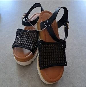 🎊🎊 Universal Threads Black & Tan Wedge Sandals/NWT - Size 8 1/2